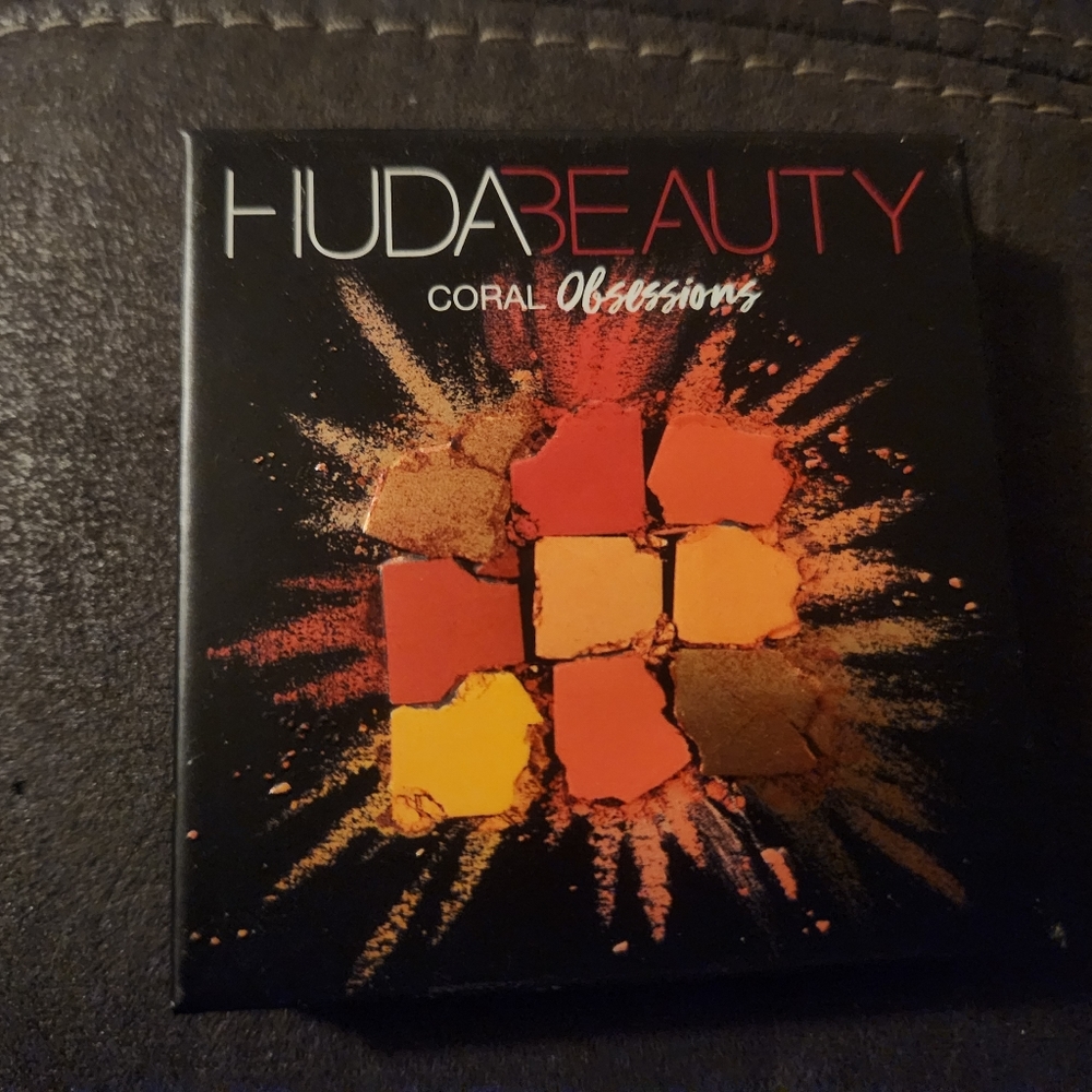 Huda Beauty Coral Obsessions Eye Shadow Pallet